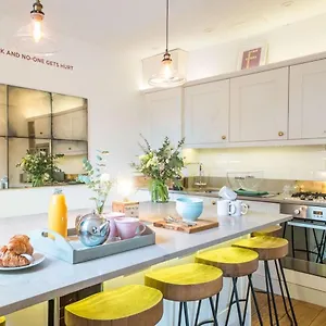  Holiday home Hot House